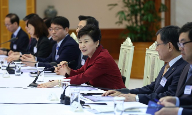 박근혜 대통령(오른쪽 네 번째)이 5월 12일 청와대에서 열린 제1차 과학기술전략회의에서 “과학기술 혁신정책을 범국가적으로 선도해 나갈 국가전략프로젝트를 추진하겠다”고 밝히고 있다. 이날 회의에는 황교안 국무총리, 신성철 국가과학기술자문회의 부의장, 최진성 SK텔레콤 종합기술원장 등이 참석했다. - 청와대사진기자단 제공